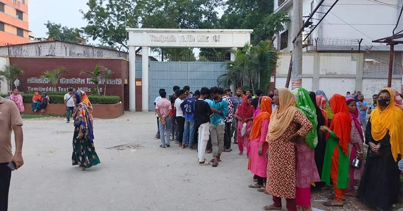 গাজীপুরে বকেয়া বেতনের দাবিতে শ্রমিকদের কর্মবিরতি