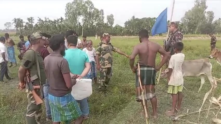 সীমান্তে ভারতীয় চোরাকারবারিদের লক্ষ্য করে বিজিবির ফাঁকা গুলি