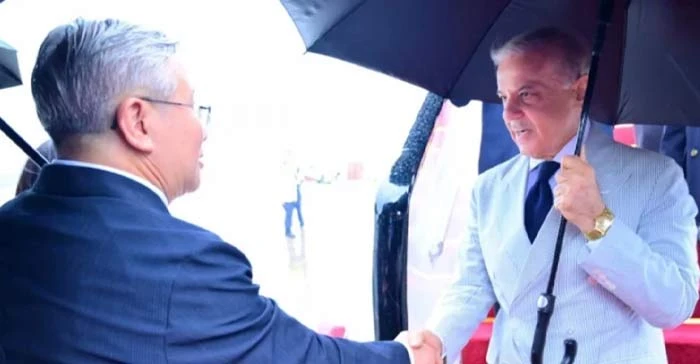চারদিনের সরকারি সফরে চীনে পাকিস্তানের প্রধানমন্ত্রী