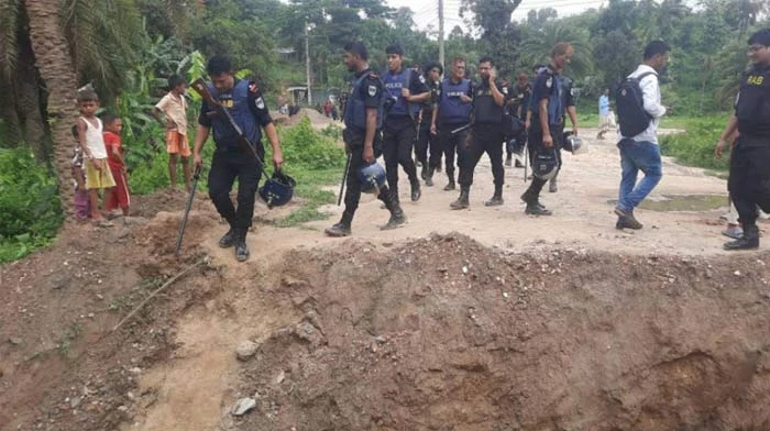জঙ্গল সলিমপুরে র‍্যাব-পুলিশের ক্যাম্প বুলডোজার দিয়ে গুড়িয়ে দিল দুর্বৃত্তরা