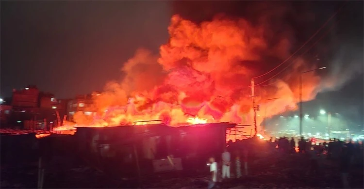 কালশী বস্তিতে আগুন, কাজ করছে ফায়ার সার্ভিসের ৫ ইউনিট