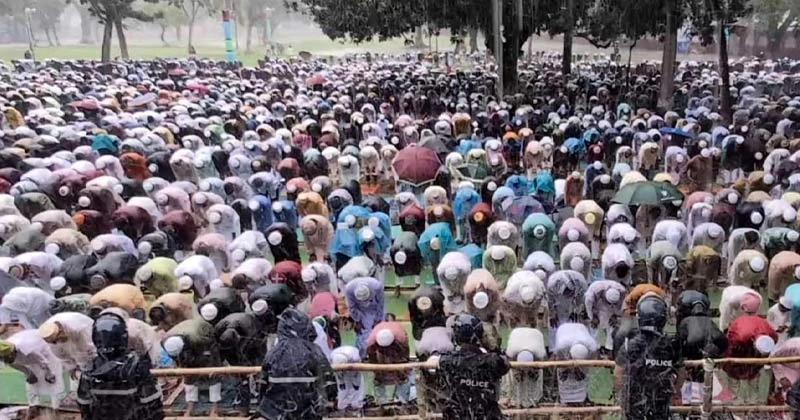 শোলা‌কিয়ায় তুমুল বৃষ্টিতে ঈদের জামাত