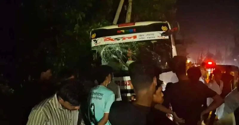 কর্ণফুলীতে বাস-লেগুনা সংঘর্ষে নিহত বেড়ে ৪