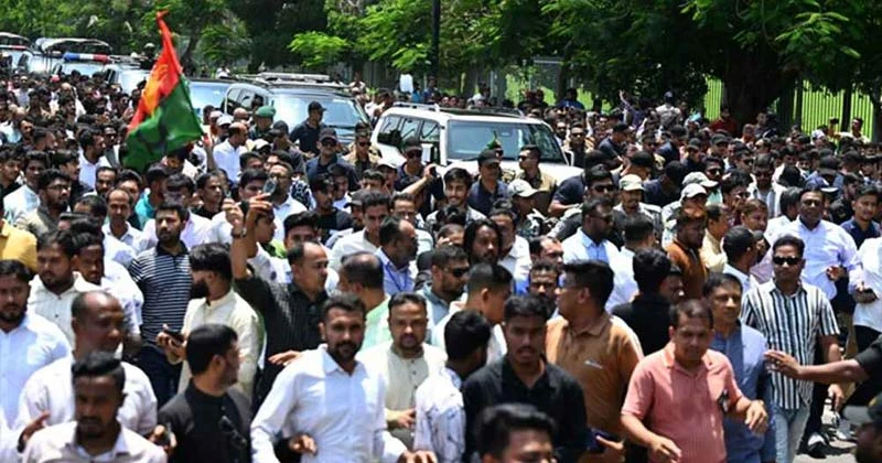 শহীদ জিয়ার স্মৃতিতে মানুষের ঢল, আবেগ-ভালোবাসায় মুখর জিয়া উদ্যান