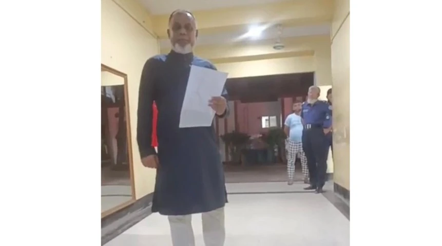 মামলা গ্রহণ না করার অভিযোগে থানার সামনে বিএনপি নেতার ফেসবুক লাইভ