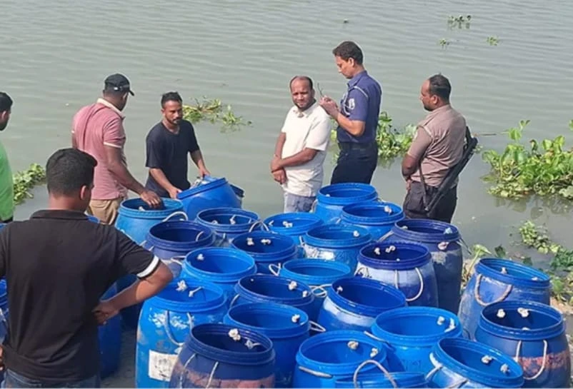 কেরানীগঞ্জে ট্রাকে মিলল ৩ লাখ ১০ হাজার চিংড়ির অবৈধ রেণু, নদীতে অবমুক্ত