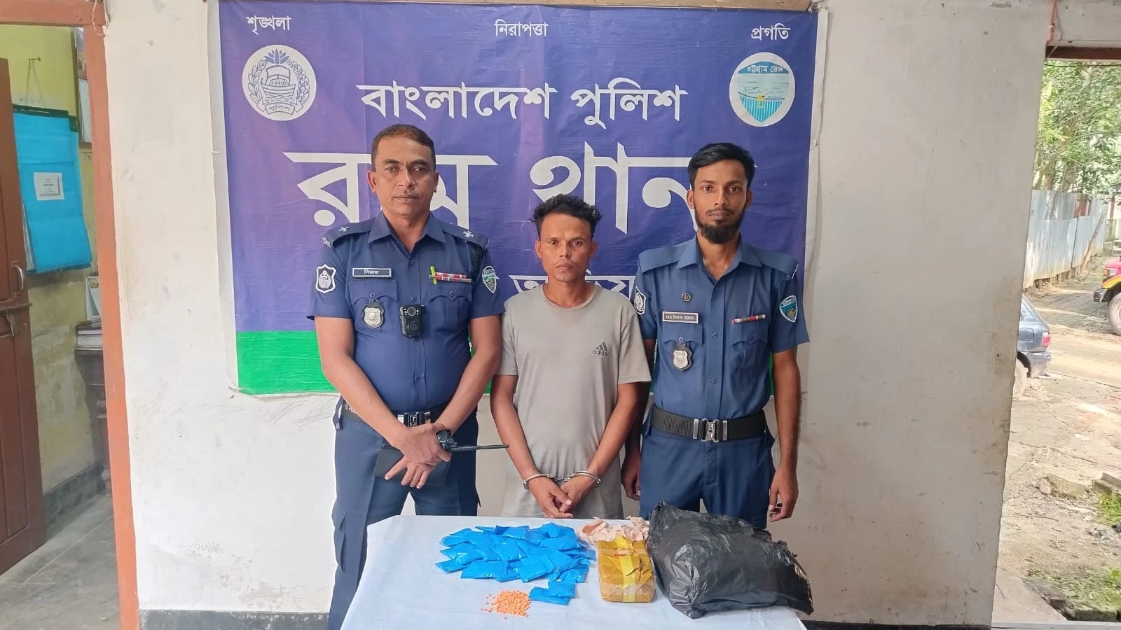 রামুতে ৮ হাজার ইয়াবাসহ সিএনজি চালক আটক