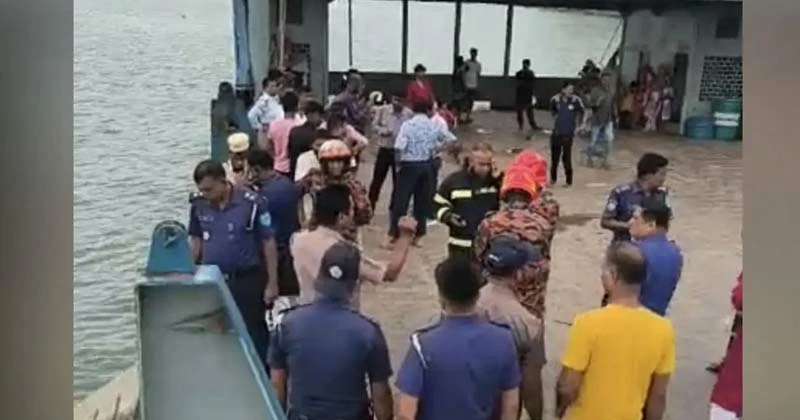 দৌলতদিয়া ঘাটে নিয়ন্ত্রণ হারিয়ে আবারও নদীতে পড়ল বাস