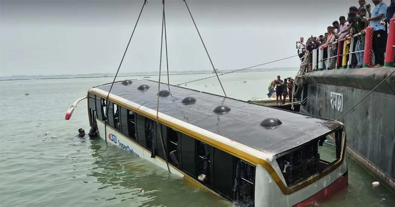 হতাহত ছাড়াই উদ্ধার হলো পদ্মায় ডুবে যাওয়া বাস