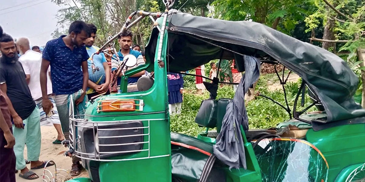 বিরামপুরে যাত্রীবাহী বাসের চাপায় সিএনজি যাত্রী নিহত