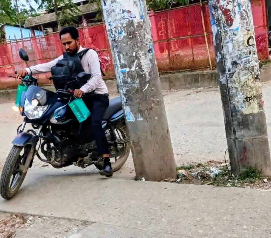 দিরাই পৌর শহরে সড়কের মাঝে দুই বৈদ্যুতিক খুঁটি: চরম ভোগান্তিতে রোগী ও এলাকাবাসী