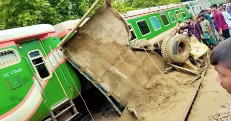 ড্রাম ট্রাক ও ট্রেনের সংঘর্ষ, বেশ কয়েকজন আহত