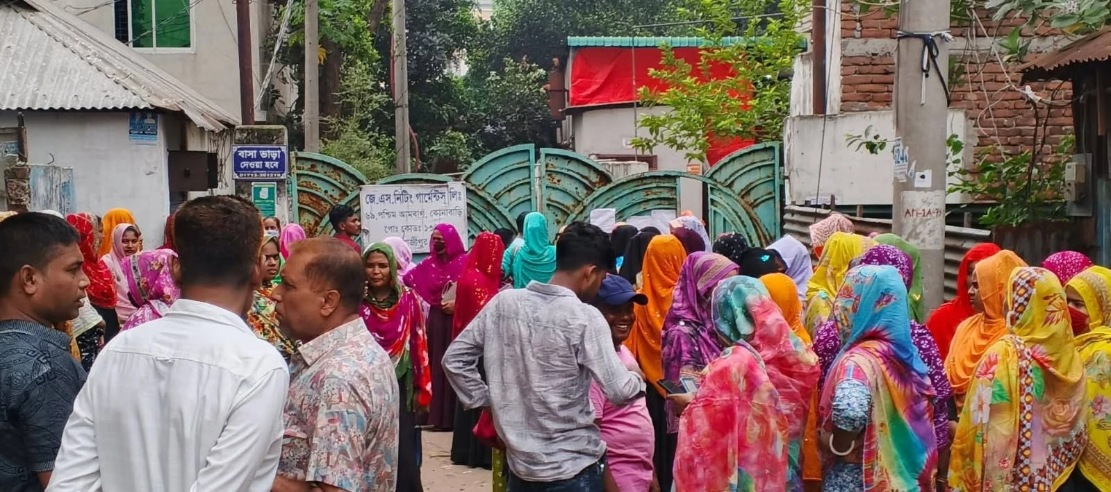 কোনাবাড়ীতে শ্রমিক বিক্ষোভে পোশাক কারখানা অনির্দিষ্টকালের জন্য বন্ধ ঘোষণা
