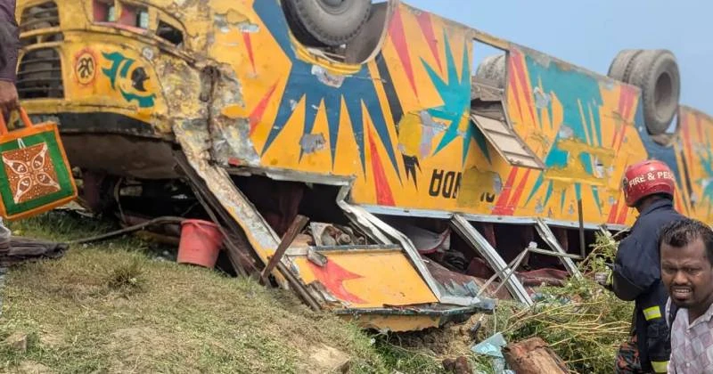 ব্রাহ্মণবাড়িয়ায় নিয়ন্ত্রণ হারিয়ে খাদে বাস, নিহত ৪