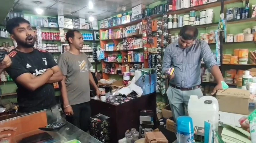 টাঙ্গাইলে ভোক্তা অধিকার অধিদপ্তরের অভিযানে ৩ প্রতিষ্ঠানের ৩০ হাজার টাকা জরিমানা