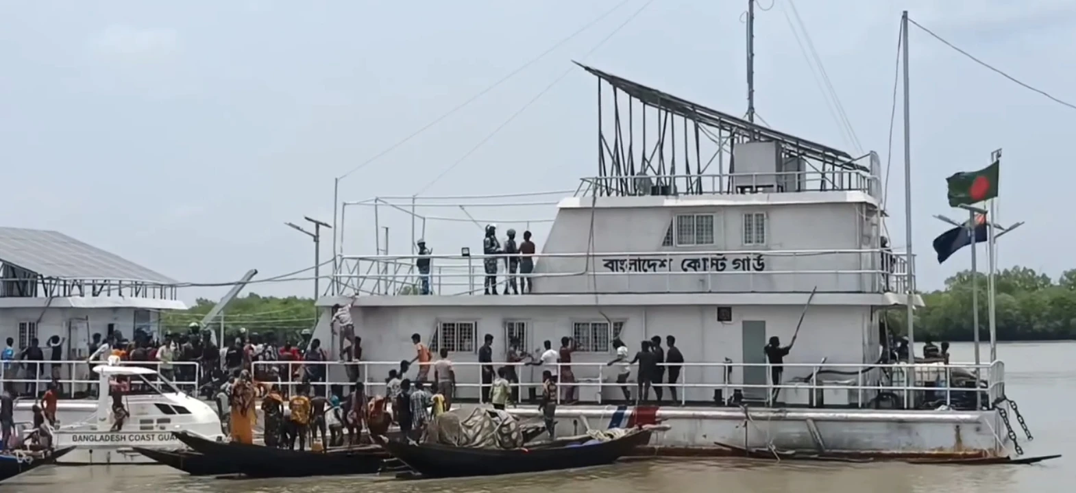 মোংলায় কোস্টগার্ড স্টেশনে হামলা-ভাঙচুর, কোস্টগার্ডের অভিযোগ ‘পরিকল্পিত ষড়যন্ত্র’