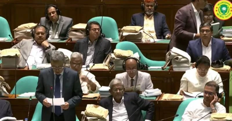 সংসদে প্রস্তাবিত বাজেট উপস্থাপন করছেন অর্থমন্ত্রী