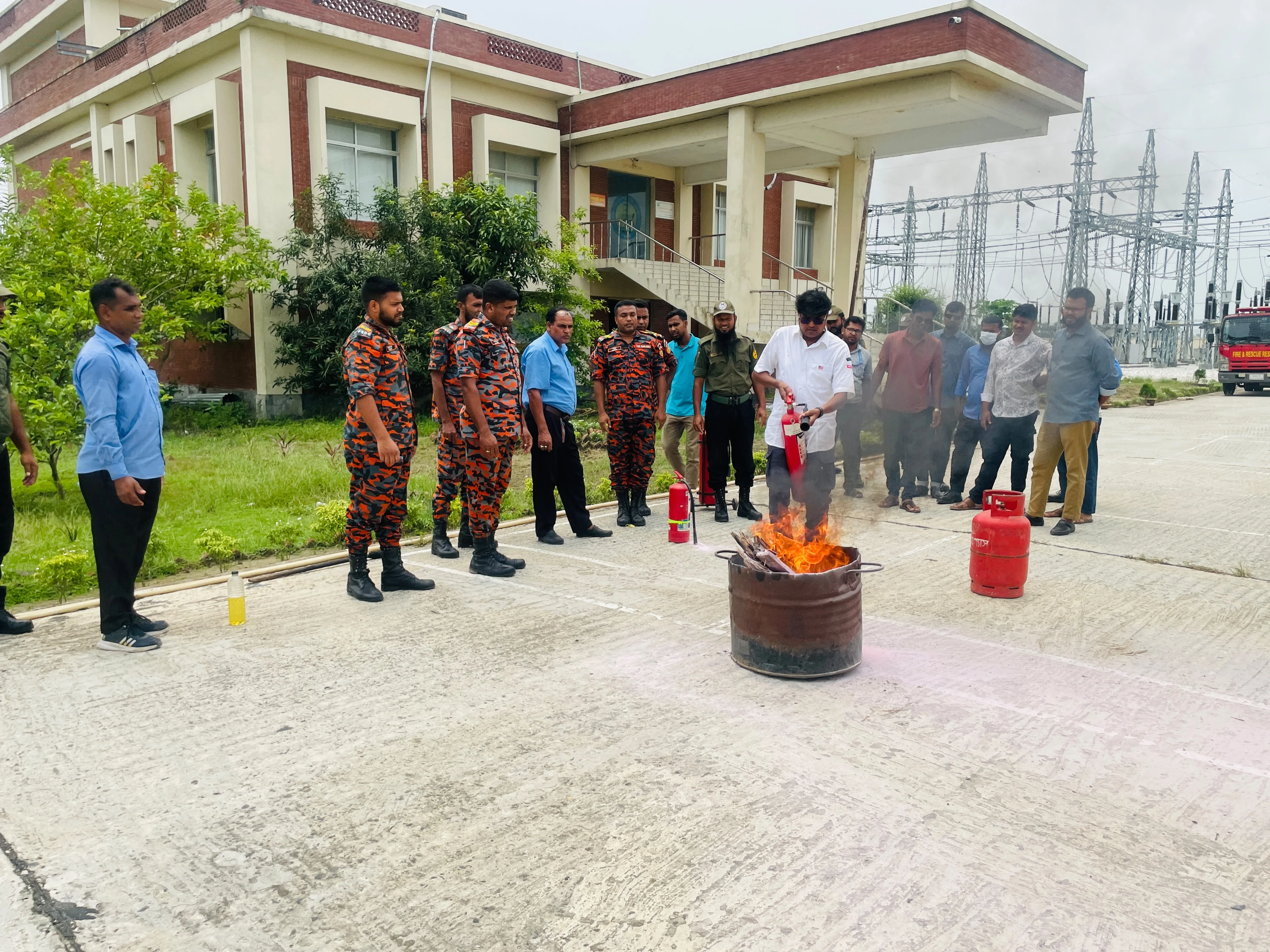 ভাঙ্গুড়া ১৩২/৩৩ কেভি গ্রিড উপকেন্দ্রে অগ্নি নির্বাপণ ও নিরাপত্তা বিষয়ক মহড়া অনুষ্ঠিত
