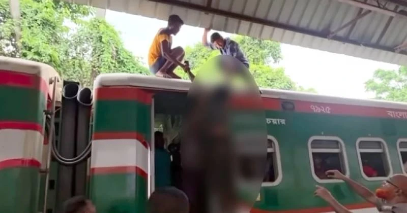 কুষ্টিয়ায় ট্রেনের ছাদ থেকে যুবকের রক্তাক্ত মরদেহ উদ্ধার