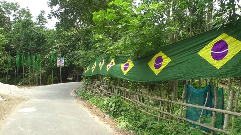 গোপালগঞ্জে ‘ব্রাজিল মোড়’, পাল্টা এক হাজার ফুটের আর্জেন্টিনা পতাকা
