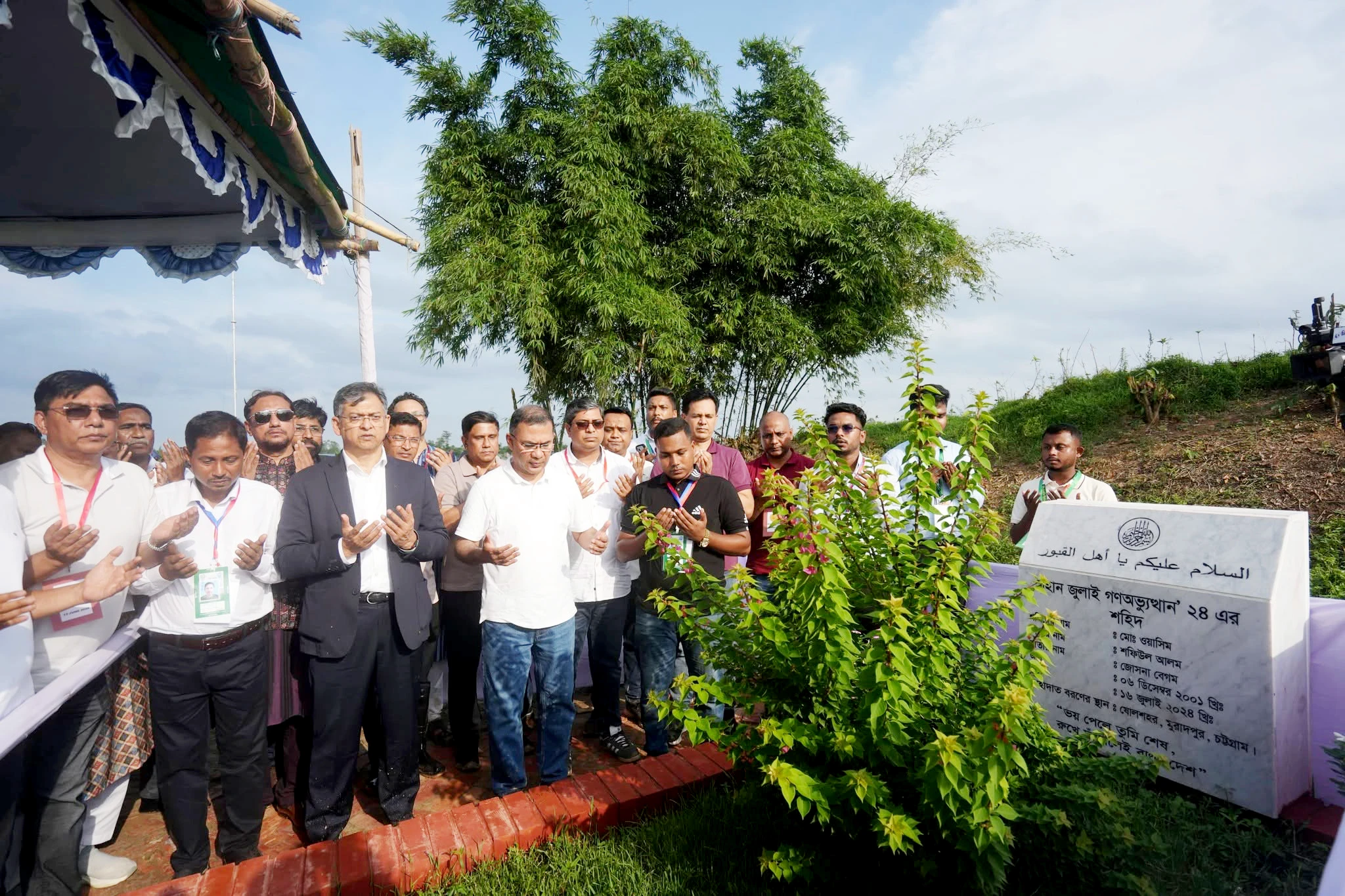 শহীদ ওয়াসিমের কবর জিয়ারত করলেন প্রধানমন্ত্রী, মায়ের হাতে দিলেন ২০ লাখ টাকার সঞ্চয়পত্র