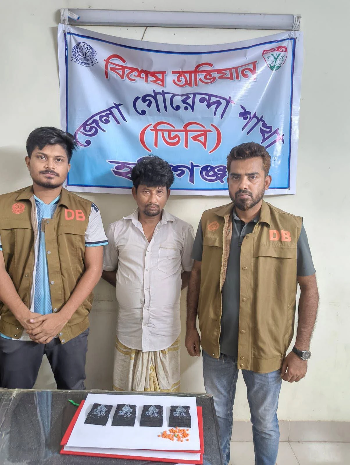 হবিগঞ্জে ডিবি পুলিশের অভিযানে ৬০০ পিস ইয়াবাসহ মাদক ব্যবসায়ী গ্রেফতার