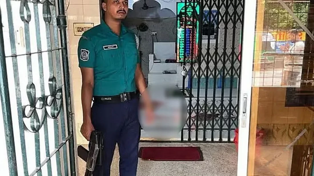 খুলনার দৌলতপুরে মসজিদের ভেতরে দুই মুসল্লিকে গুলি