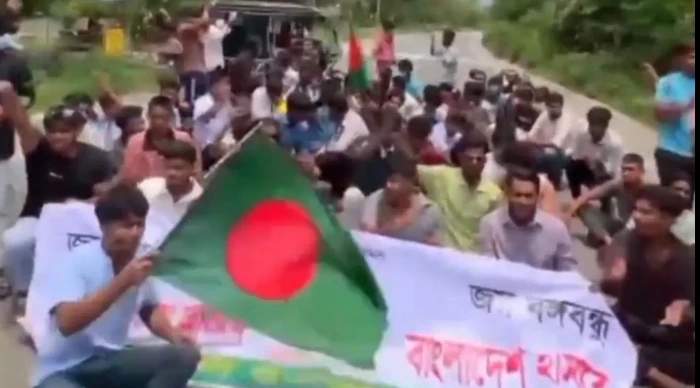 গোপালগঞ্জে নিষিদ্ধ ছাত্রলীগের বিক্ষোভ ও সড়ক অবরোধ