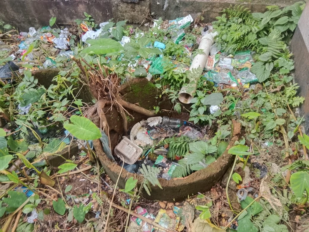 বাহুবলে প্রাথমিক বিদ্যালয়ে ট্যাংকি ফেটে দুর্গন্ধের রাজত্ব, নাক-মুখ চেপে চলছে পাঠদান