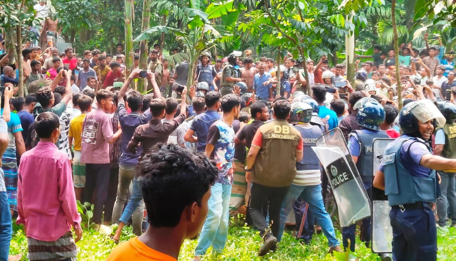 লালমনিরহাটে ডিসি-এসপির গাড়ি ভাঙচুর, আহত ৩০ পুলিশ সদস্য; ওসি ক্লোজড