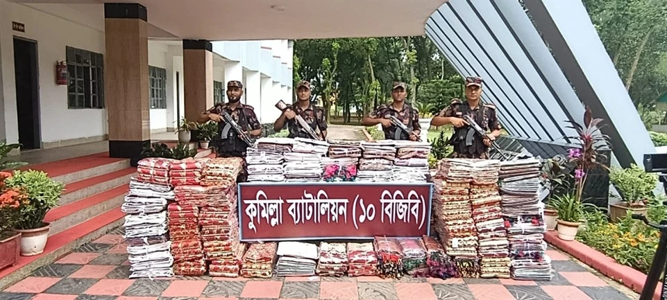 চৌদ্দগ্রামে ৬৮ লাখ টাকার ভারতীয় শাড়ি জব্দ করেছে বিজিবি