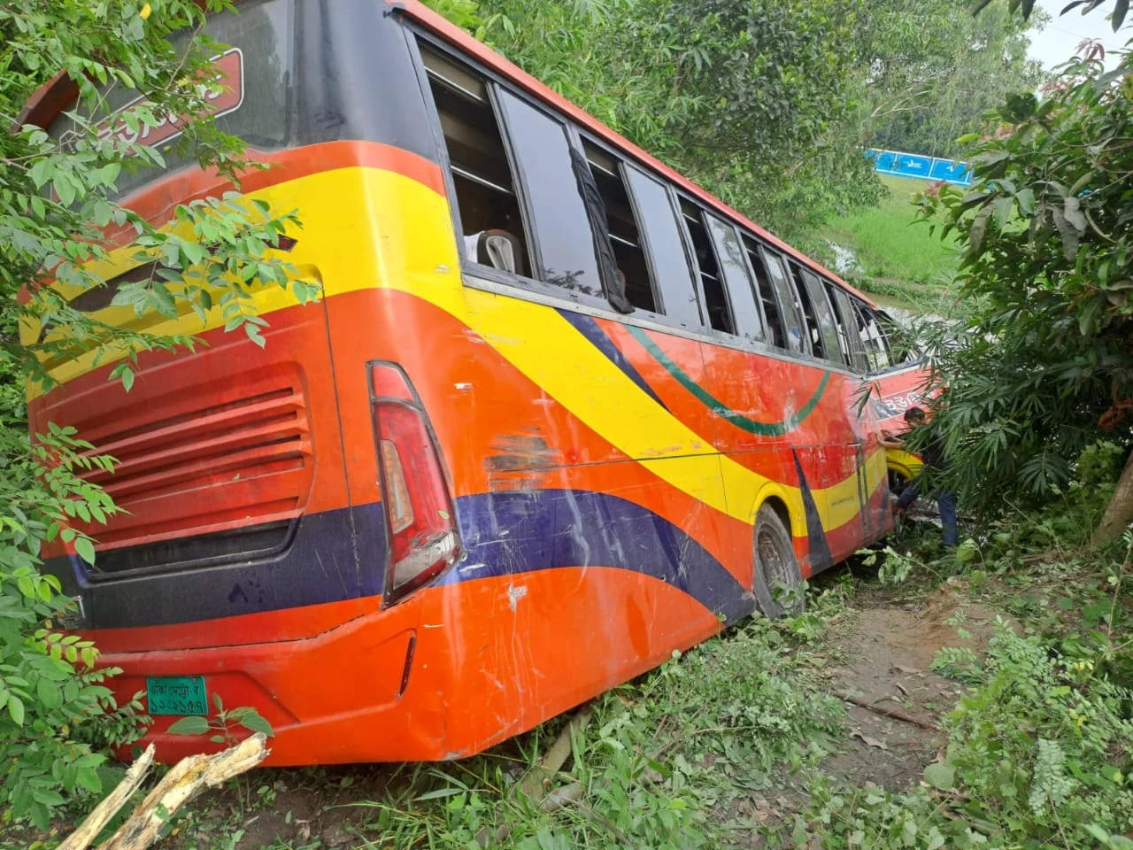 চৌদ্দগ্রামে ট্রাক-বাস সংঘর্ষে ইউনিক পরিবহনের চালক নিহত