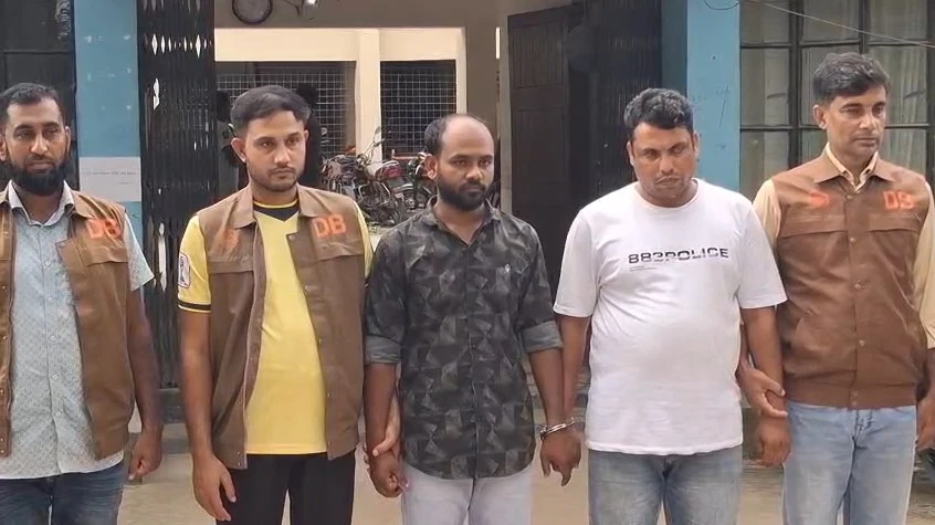 জামালপুরে পুলিশে চাকরি দেওয়ার নামে প্রতারণার চেষ্টাকালে দুই প্রতারক গ্রেফতার