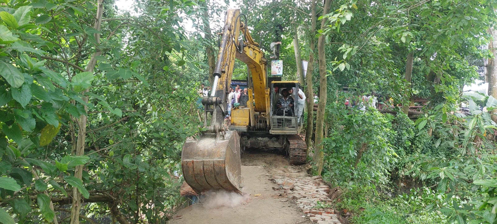 সরকারি অনুমোদন ছাড়াই সিসি রাস্তা ভাঙার অভিযোগ, সোনারগাঁওয়ে জনদুর্ভোগ