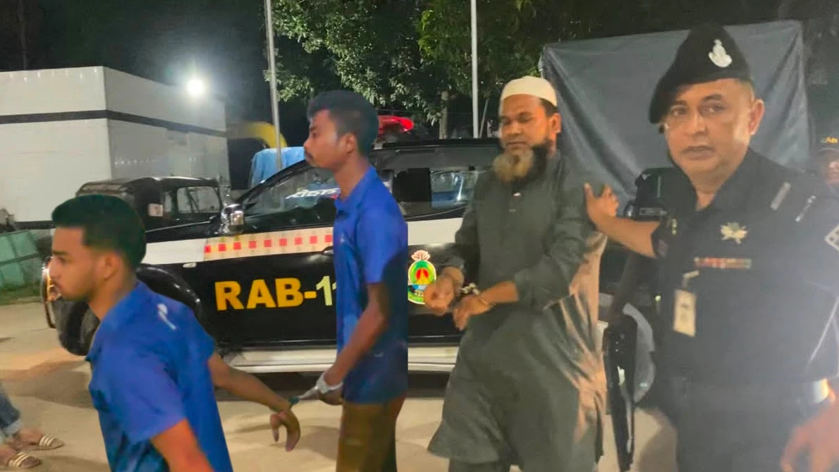 নরসিংদীতে র‌্যাব সদস্যের ওপর হামলা, শোরুম মালিকসহ গ্রেপ্তার ৩