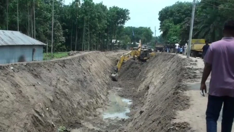 নাটোরে সরকারি খাল পুনঃখনন কার্যক্রম পরিদর্শন করেছে উপজেলা প্রশাসন