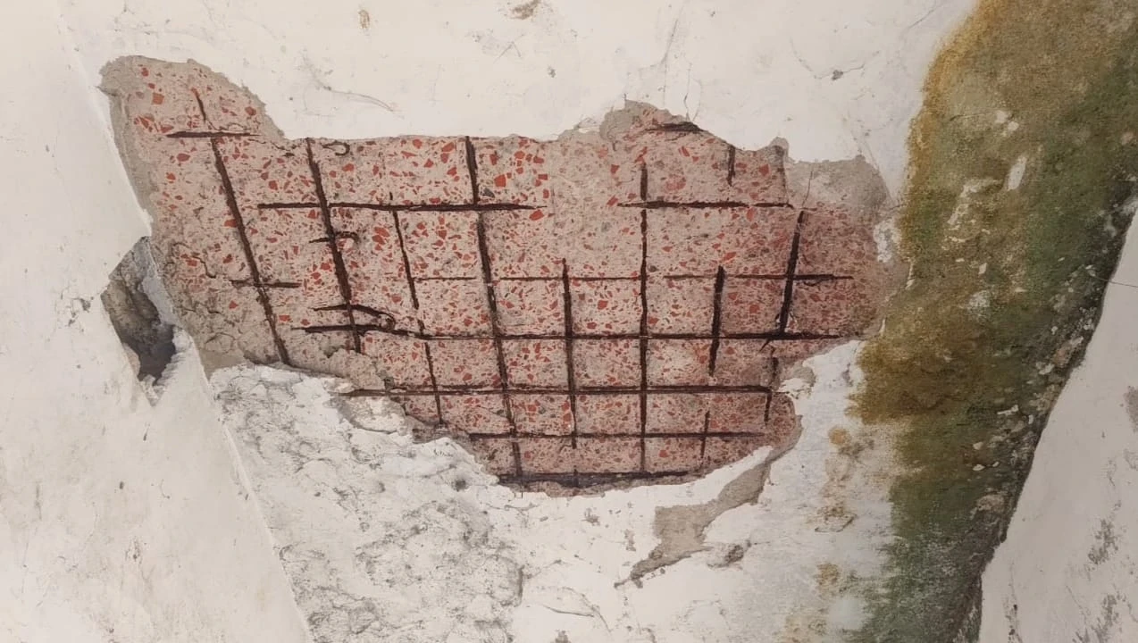 ঝুঁকিপূর্ণ ভবনে পাঠদান: বেনাপোল সরকারি প্রাথমিক বিদ্যালয়ের শতাধিক শিক্ষার্থীর নিরাপত্তা নিয়ে শঙ্কা