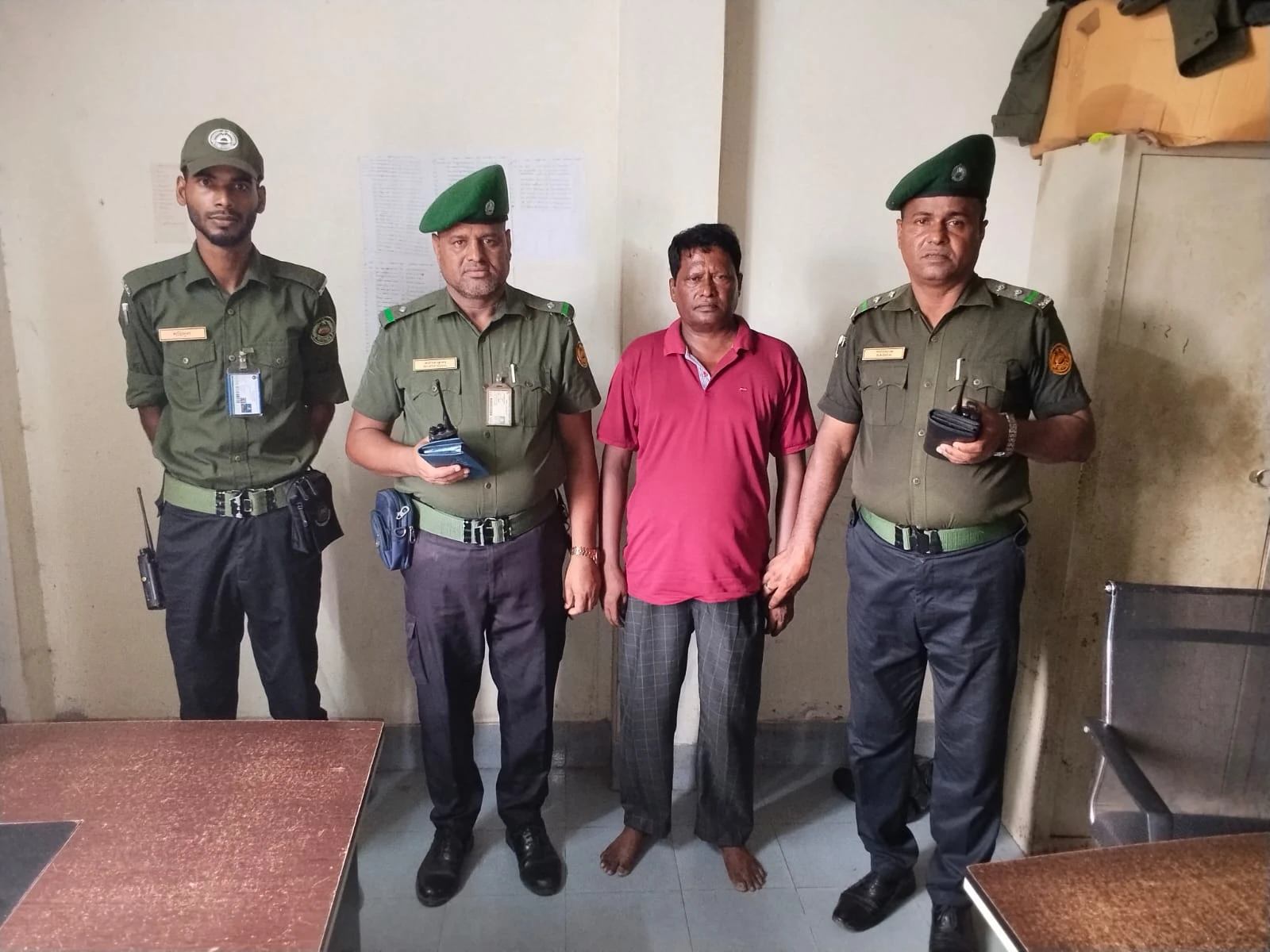 সোহরাওয়ার্দী মেডিকেল কলেজ হাসপাতালে আনসারের তৎপরতায় দালাল আটক