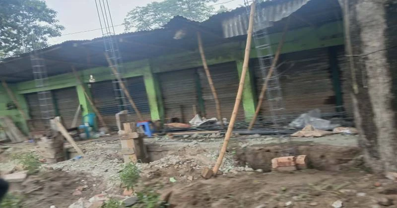 ভাঙ্গুড়ায়  ডাকবাংলোর সীমানা প্রাচীর  ভেঙে জায়গা দখল